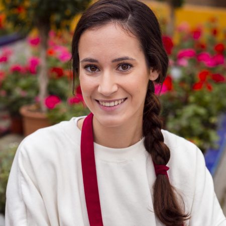 retrato-de-mulher-vestida-com-roupas-de-jardinagem
